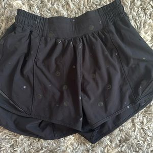 RARE Lululemon BLACK/Lululemin logo  Hotty Hot low Rise 4"